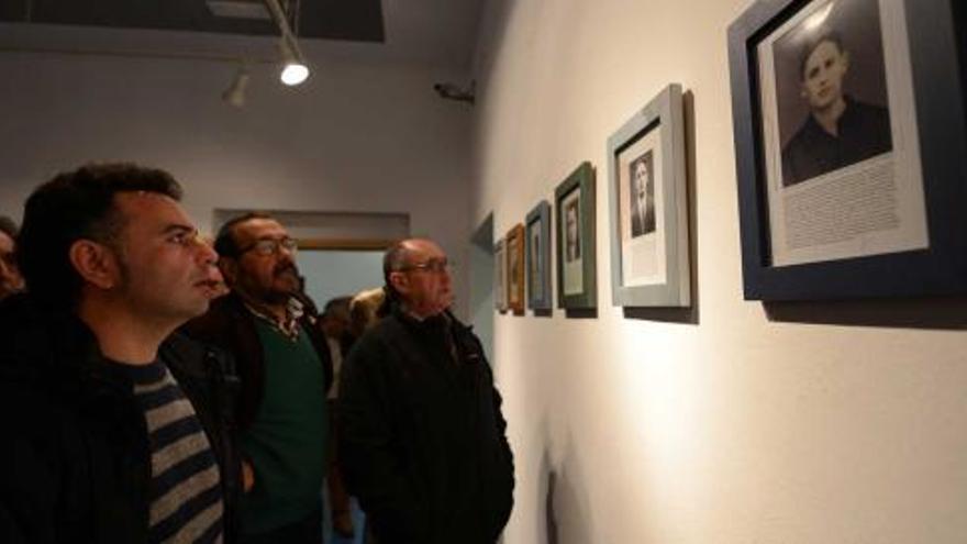 Asistentes a la inauguración de la muestra.