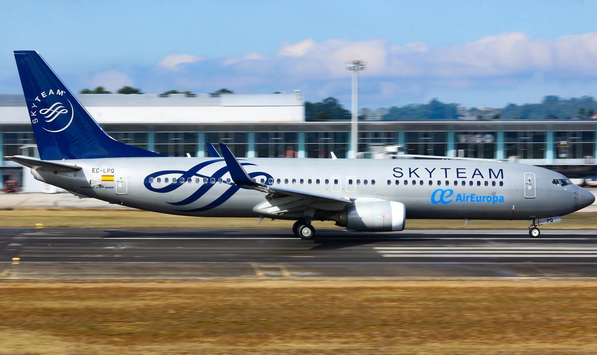 Un Boeing 737-800 de Air Europa con la librea de Sky Team en Vigo.