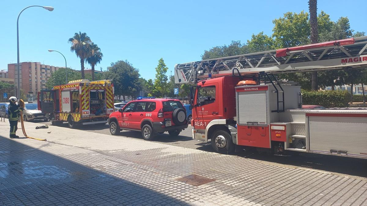Servicios de emergencia que han acudido al incendio este miércoles de la sede del CSIF en Córdoba.