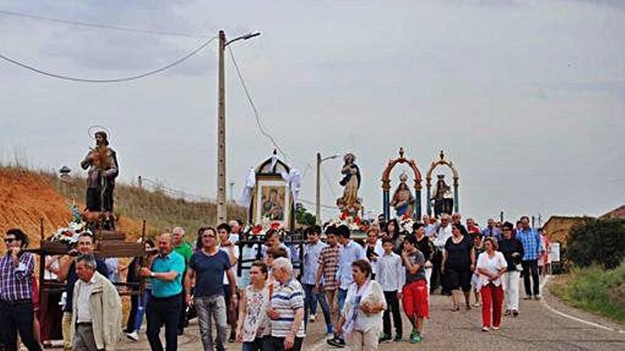 Las imágenes en procesión, durante la rogativa de Faramontanos de Tábara.