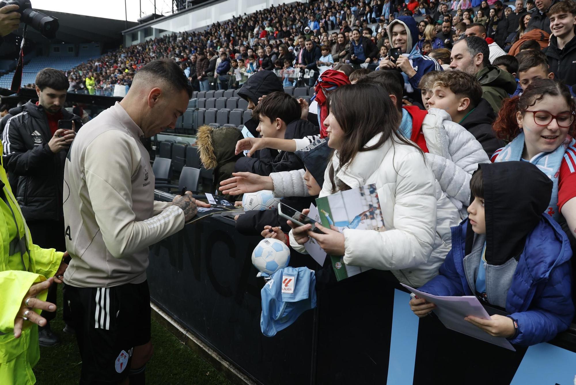 Cientos de aficionados disfrutan del entrenamiento del Celta en Balaídos