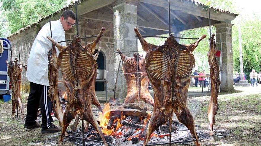 El maestro asador Suso García preparando “años ó espeto” en la edición de 2019. |  // BERNABÉ / J. CARLOS ASOREY