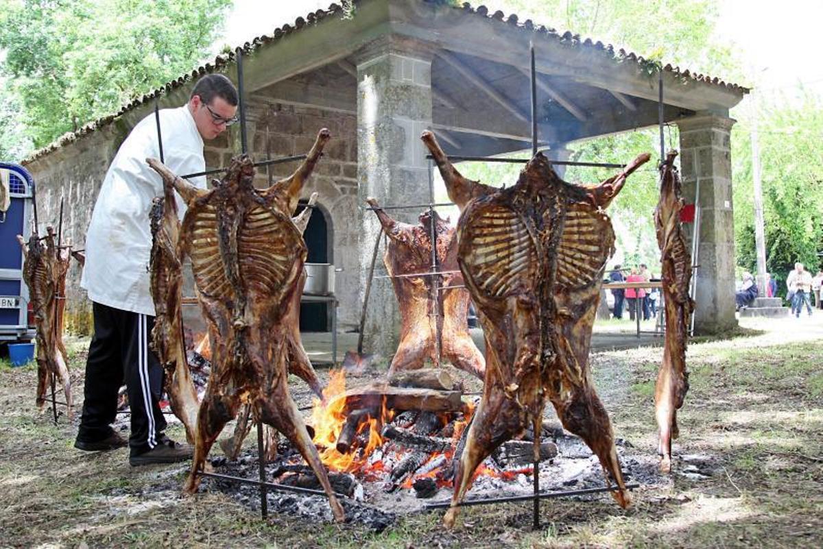 El maestro asador Suso García preparando “años ó espeto” en la edición de 2019. | // BERNABÉ / J. CARLOS ASOREY