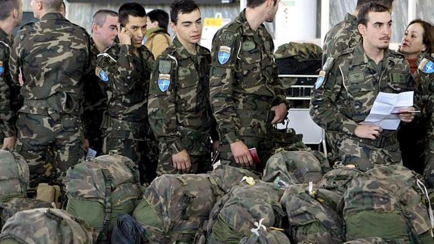 Militares del contingente de la Agrupación ASPFOR XXI, en el Aeropuerto de Zaragoza antes de partir hoy en un vuelo civil hacia la localidad afgana de Herat para apoyar a las fuerzas del Ejército de Tierra desplegadas en misión de paz en Afganistán.