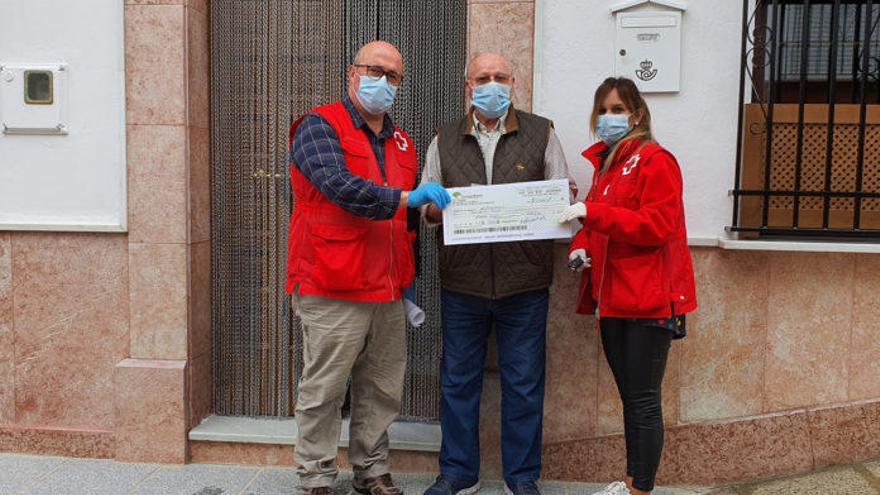 Miembros de Cruz Roja Antequera en una de sus intervenciones.