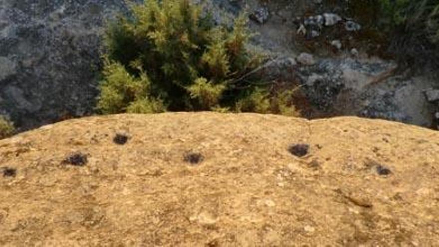 El denominado «Altar Fálico» está rodeada por 35 pequeños agujeros de unos 6 a 8 centímetros de diámetro y 5 de profundidad.