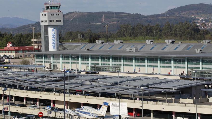 Una vista de la terminal y el aparcamiento de Peinador. // J. Lores