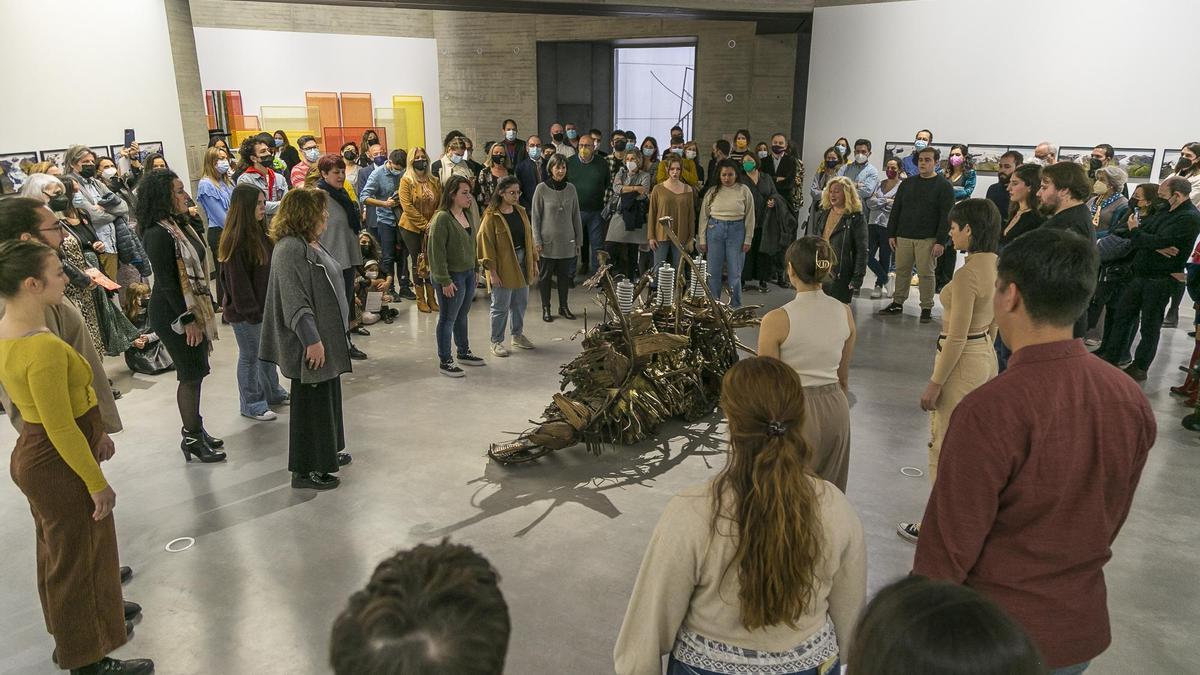 Visitantes en una de las salas que alberga &#039;Futuros Abundantes&#039;