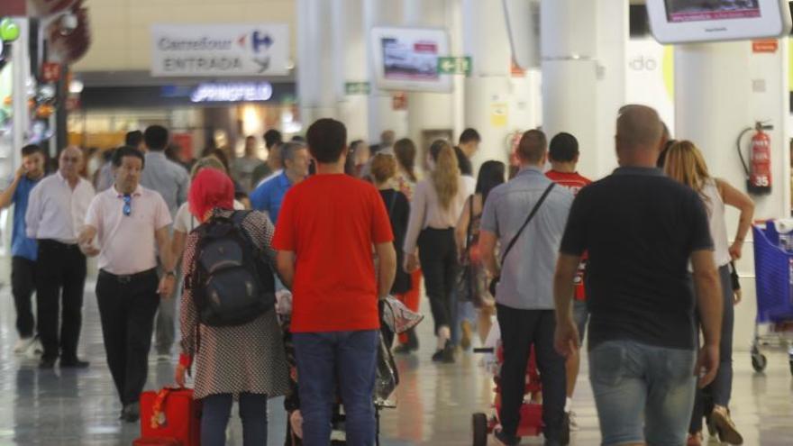 &quot;Sólo podemos ir a comprar los festivos&quot;