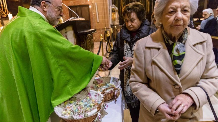 Bendiciones  de caramelos por Sant Blai  en Sant Miquel