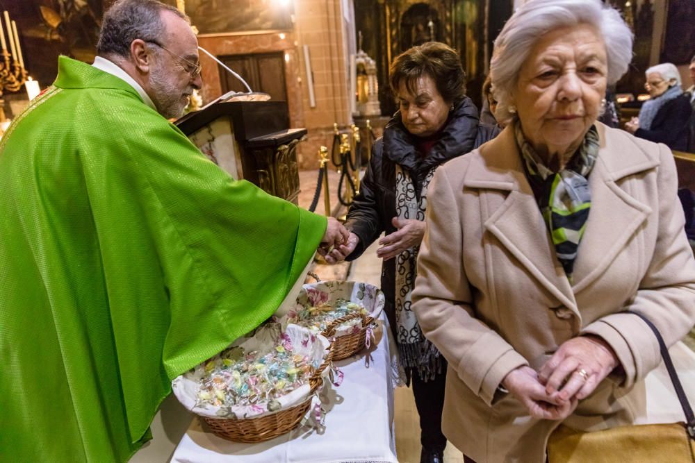 Bendiciones  de caramelos por Sant Blai  en Sant Miquel