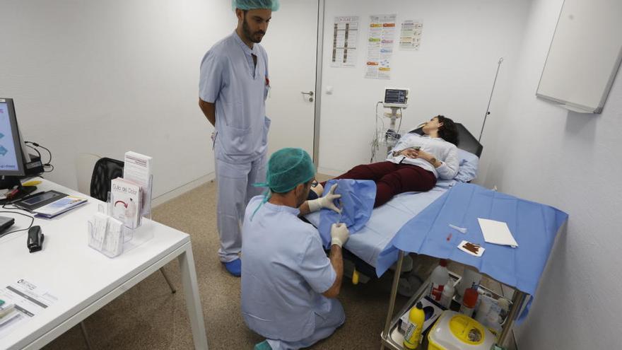 Una cura en el Hospital del Vinalopó, en una imagen de archivo