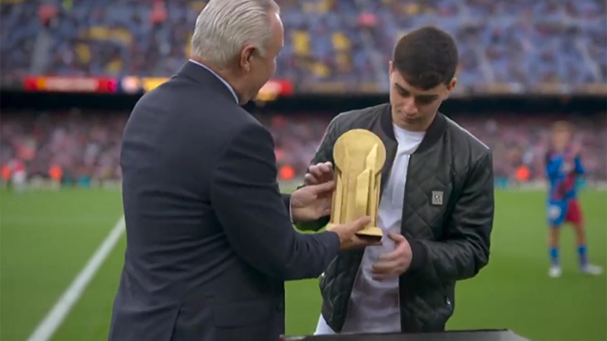 Stoichkov y Pedri, con el premio Kopa antes del Barça - Betis