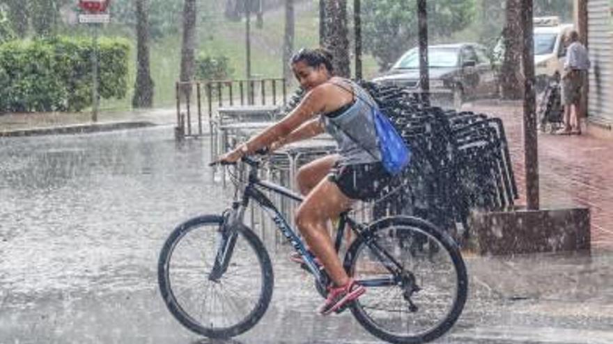 Imágenes de la tormenta en Guardamar y la tromba marina en La Mata de Torrevieja.