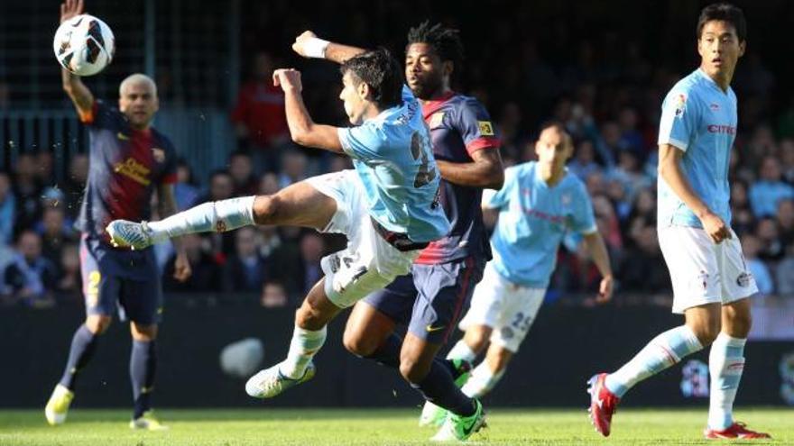 Augusto remata en posición acrobática en un gol anulado al Celta. // Ricardo Grobas