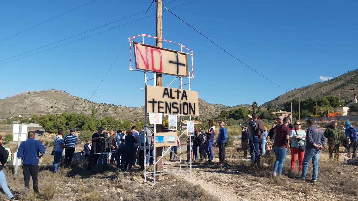 La concentración llevada a cabo en octubre de 2021 contra el paso de la línea de alta tensión por el Paisaje Protegido.