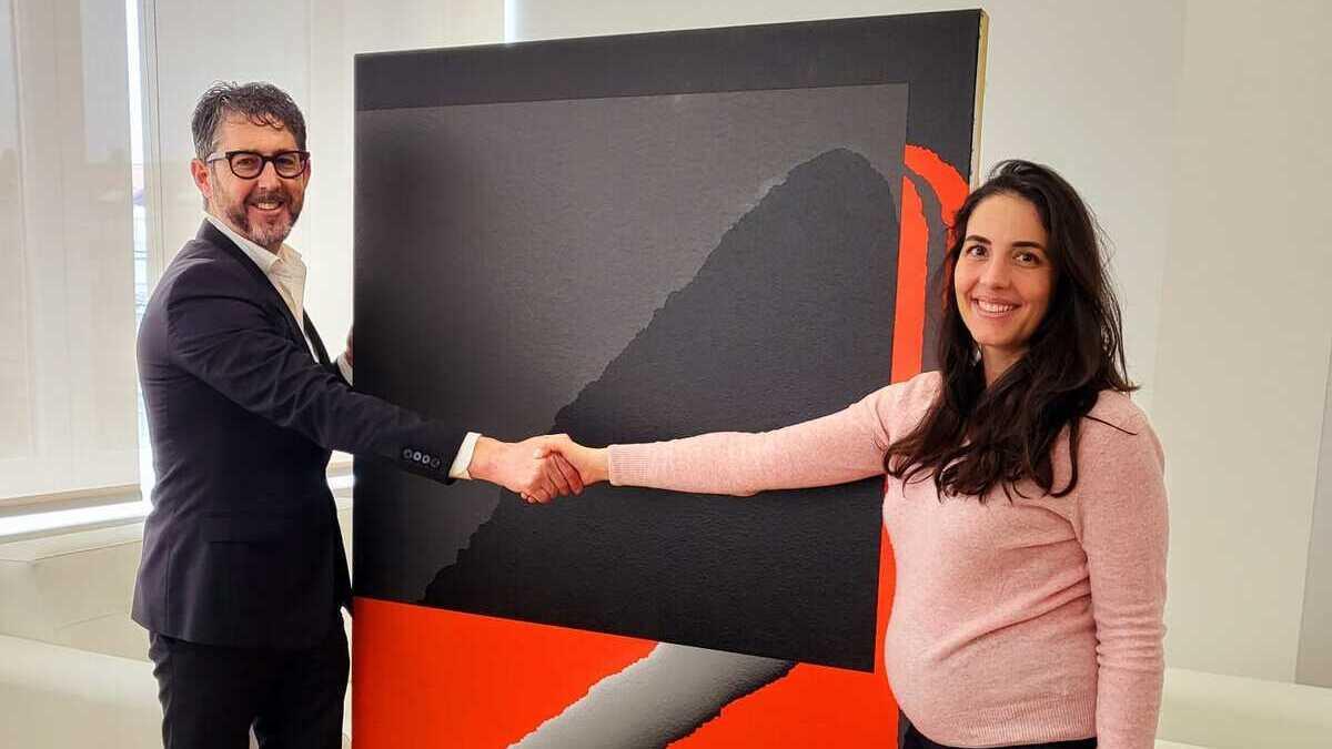 Luis Oujo e Sofía Hauser xunto á obra cedida de Álvaro Negro