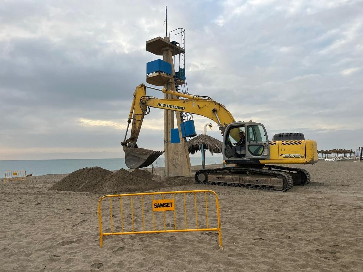 El Ayuntamiento de Torremolinos ha iniciado el derribo de cinco torres de vigilancia de  playas.1