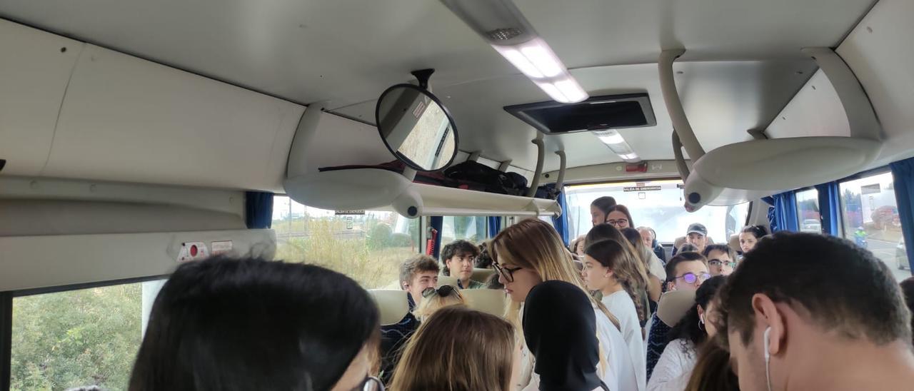 El segon autobús amb passatgers drets al passadís