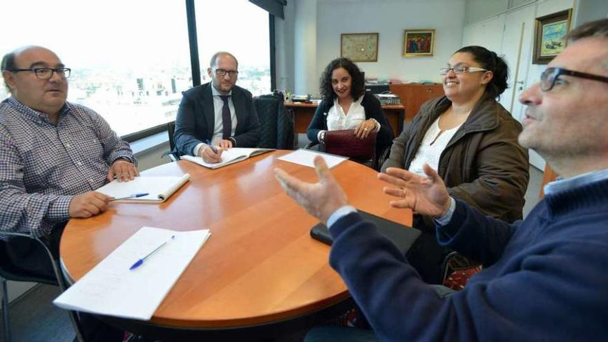 César Pérez Ares (izda.), durante la reunión con los representantes de la ANPA. // Gustavo Santos