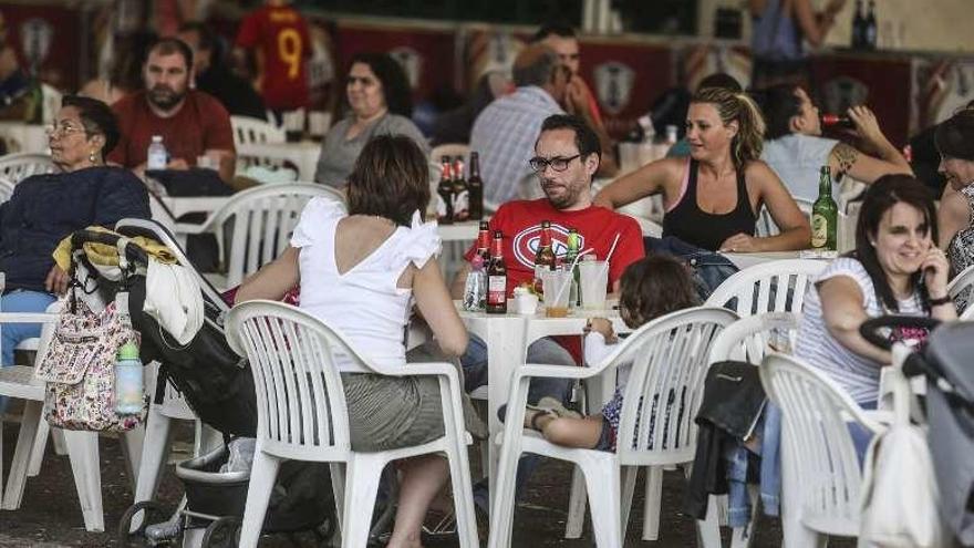 Asistentes a las fiestas de verano de La Florida.