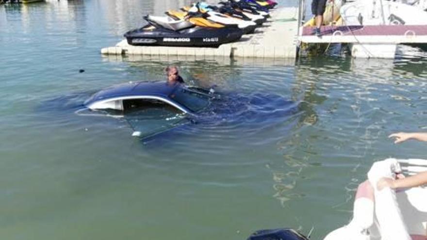 Dos coches caen al agua en el Puerto de Guardamar