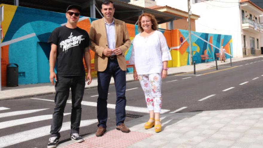 Manuel Domínguez (c), el alcalde en funciones de Los Realejos, junto a la concejala de Educación, Sandra Pérez, y el artista Víctor Pacheco.