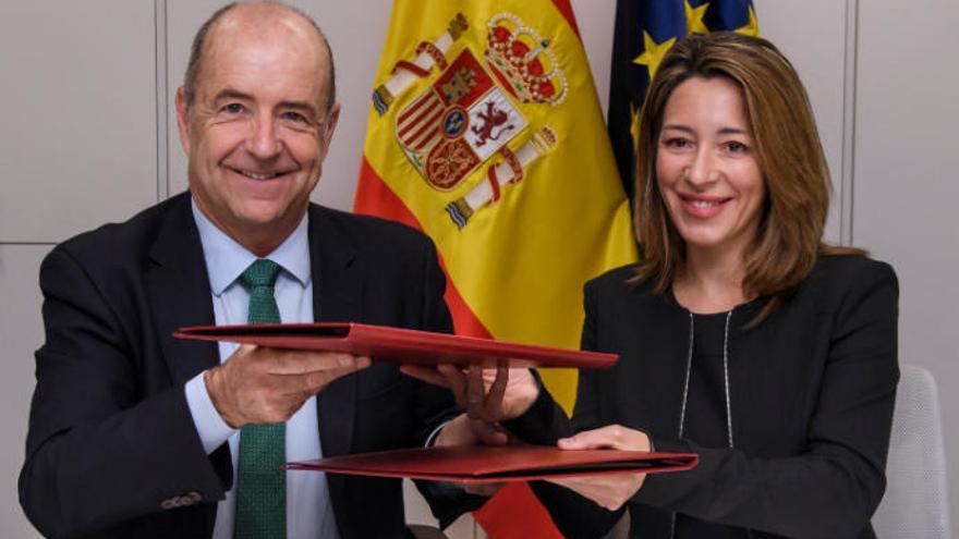La consejero de Economía, Pedro Ortega, con la secretaria de Estado de Comercio, Xiana Margarida Méndez.