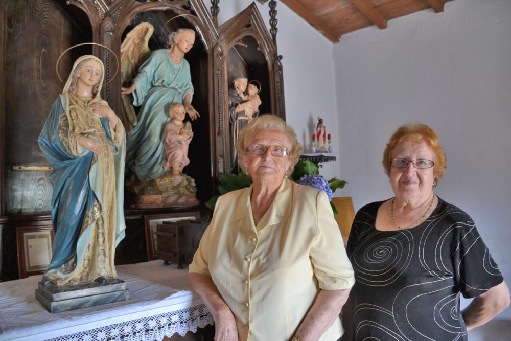 Los vecinos del pueblo de Prámaro, orgullosos de las dos capillas que tienen dedicadas a la Virgen de los Remedios y al Ángel de la Guarda