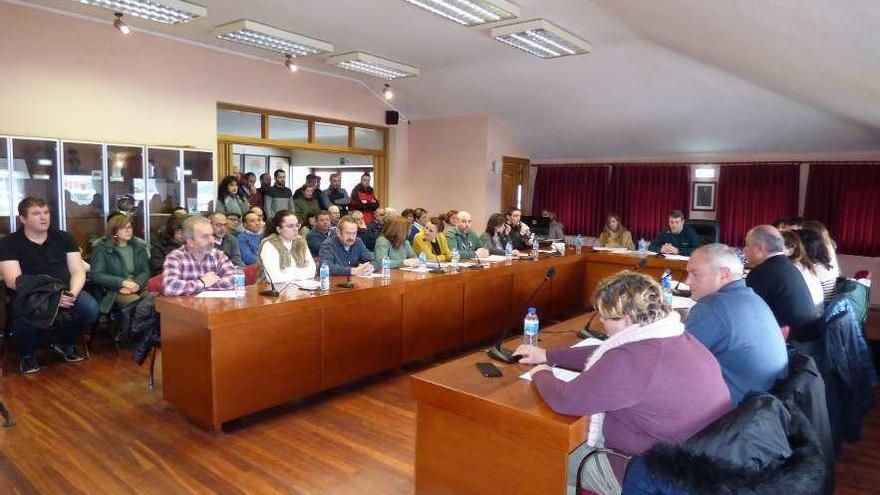 Los concejales y, al fondo, el público asistente a la sesión extraodinaria del Pleno tinetense, ayer.