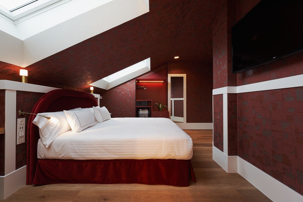 Habitación abuhardillada del hotel, luminosa y pensada para el descanso tras un día recorriendo la ciudad a pie.