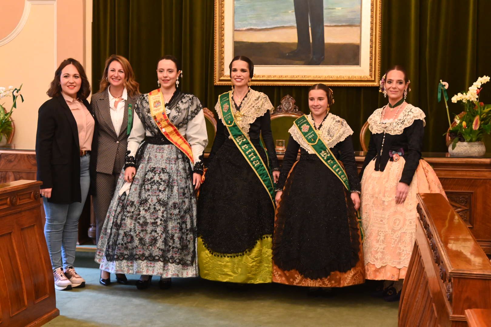 Galería de imágenes: Recepción de las reinas de los pueblos en el Ayuntamiento de Castelló