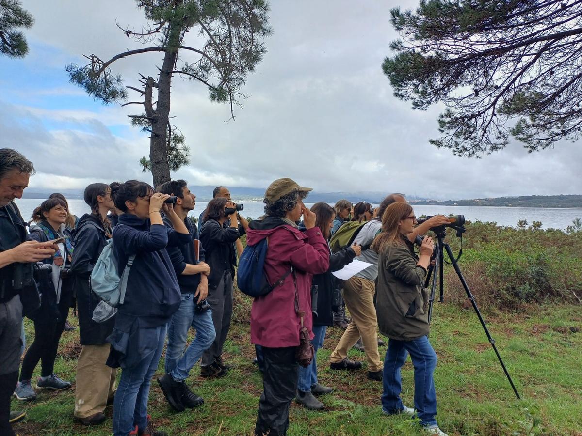 Asistentes a la visita guiada a la isla de Cortegada para disfrutar de su flora y su fauna.
