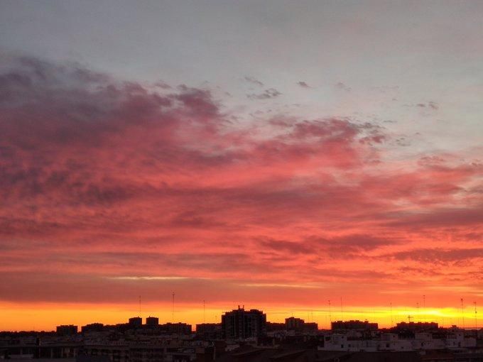 Los cielos de rojo intenso registrados esta mañana en València.