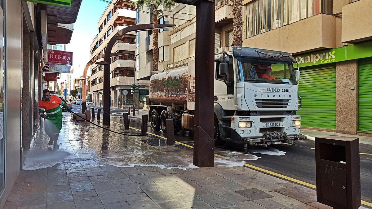 Baldeo de calles en el centro del casco urbano de Torrevieja. |