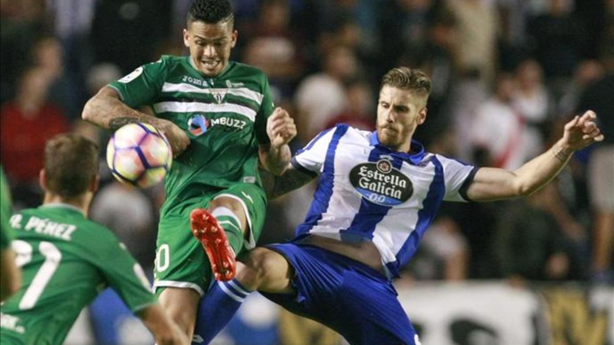 Raúl Albentosa, futbolista del Deportivo, cree que su equipo debe mejorar