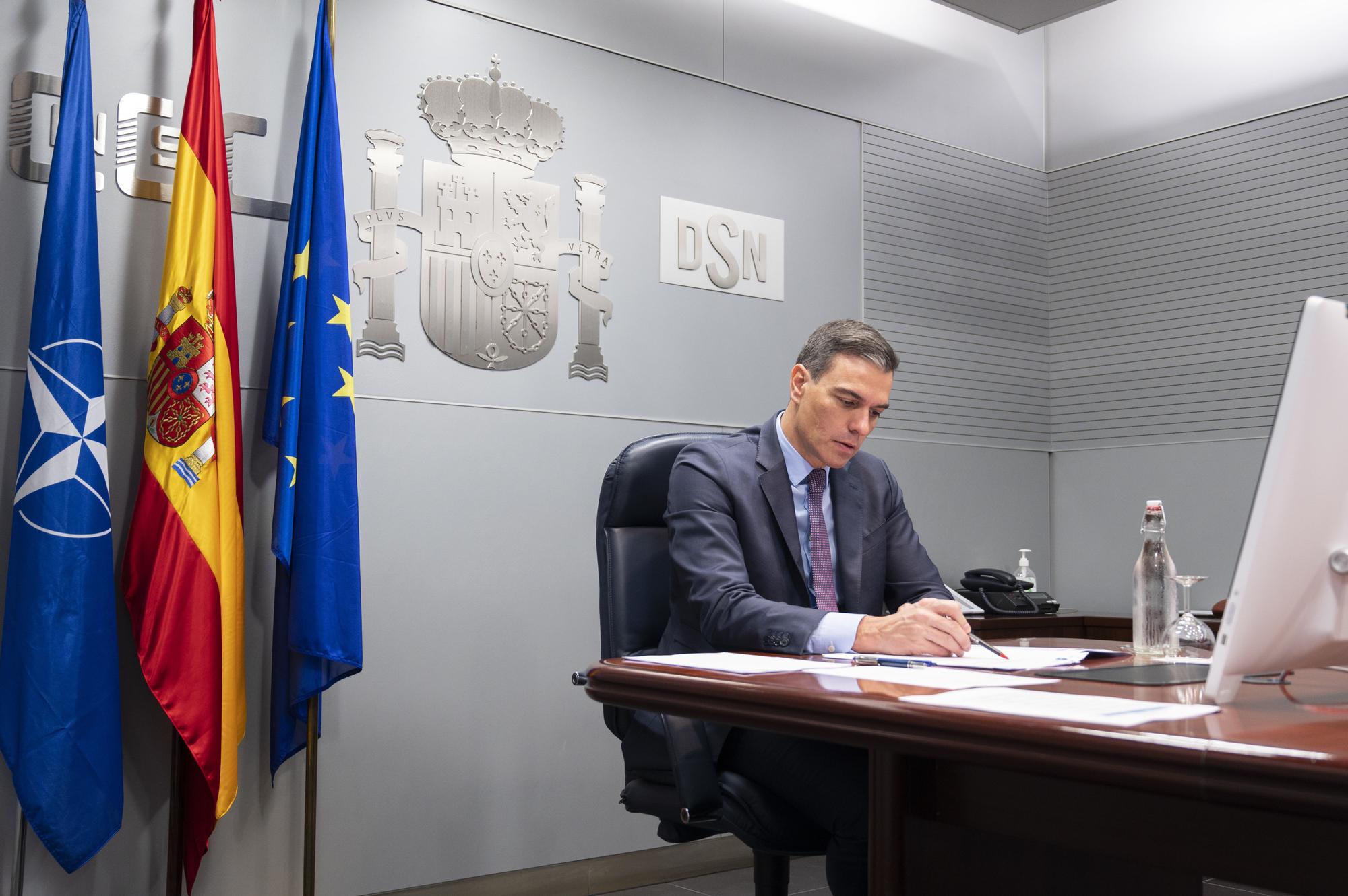 El presidente del Gobierno, Pedro Sánchez, en su despacho de Moncloa.