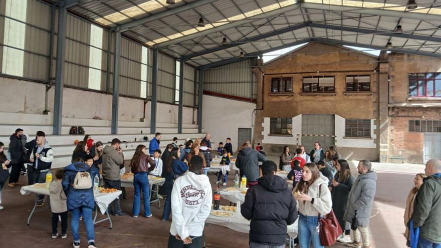 La comida del Hogar de San José en la pista deportiva. |