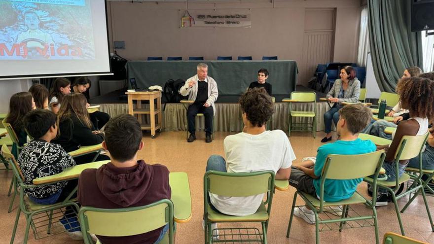Calixto Herrera durante una sesión con alumnos en un instituto de Tenerife . | | ED