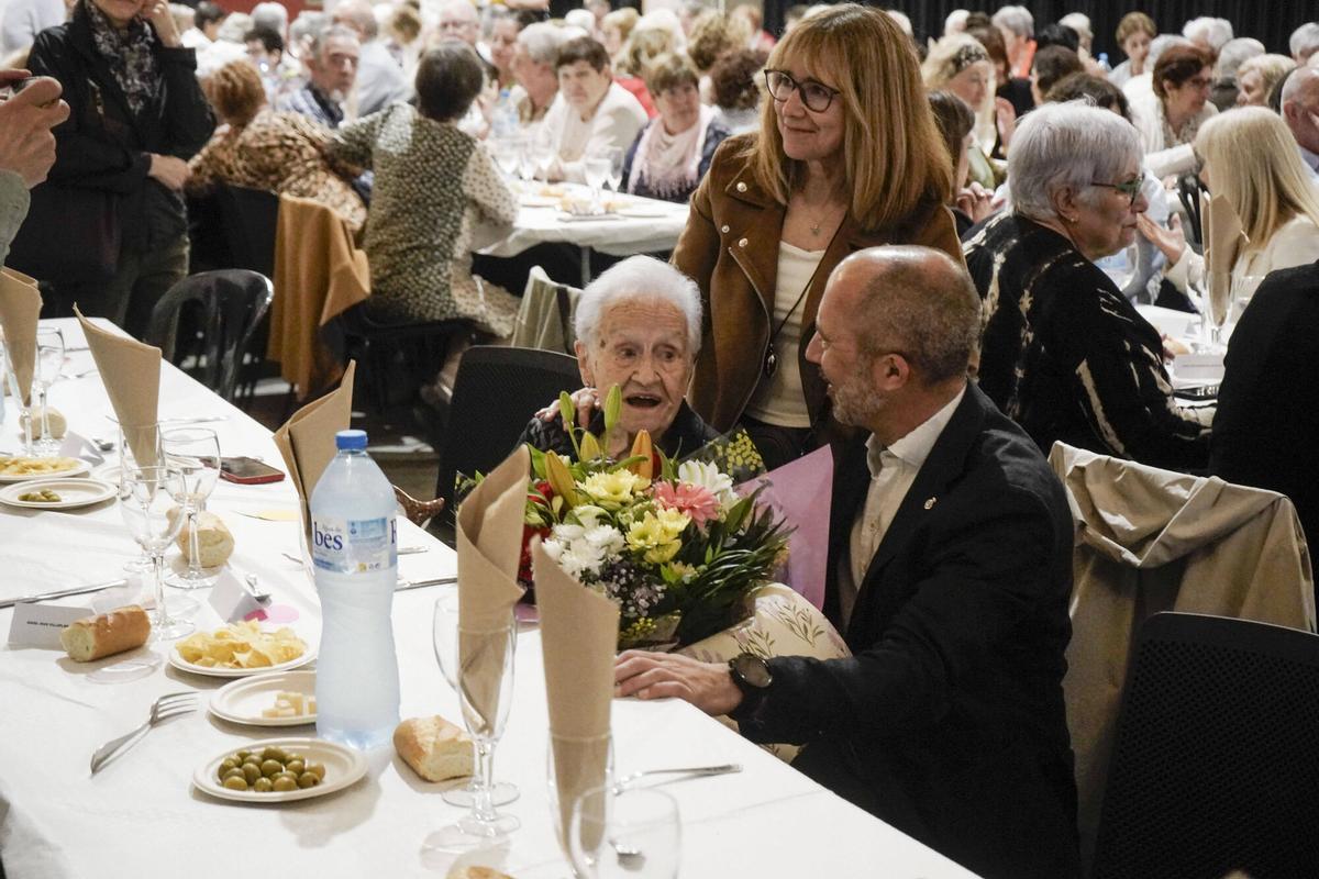 Imatge del dinar d’homenatge a les persones centenàries de Manresa al Museu de l’Aigua i el Tèxtil Imatge del dinar d’homenatge a les persones centenàries de Manresa al Museu de l’Aigua i el Tèxtil