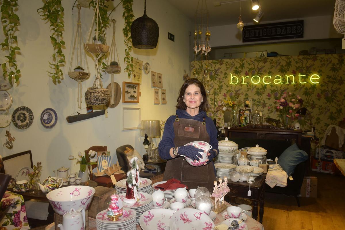 La propietaria de Brocante, Mónica Arrojo, en su anticuario.