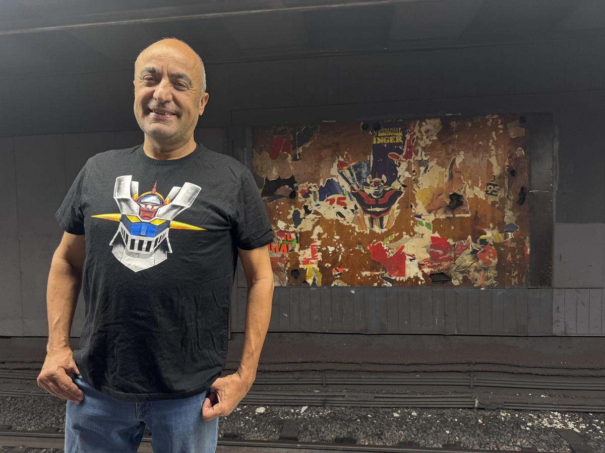 Manuel Marina, vestido para la ocasión, en la estación de Universitat.