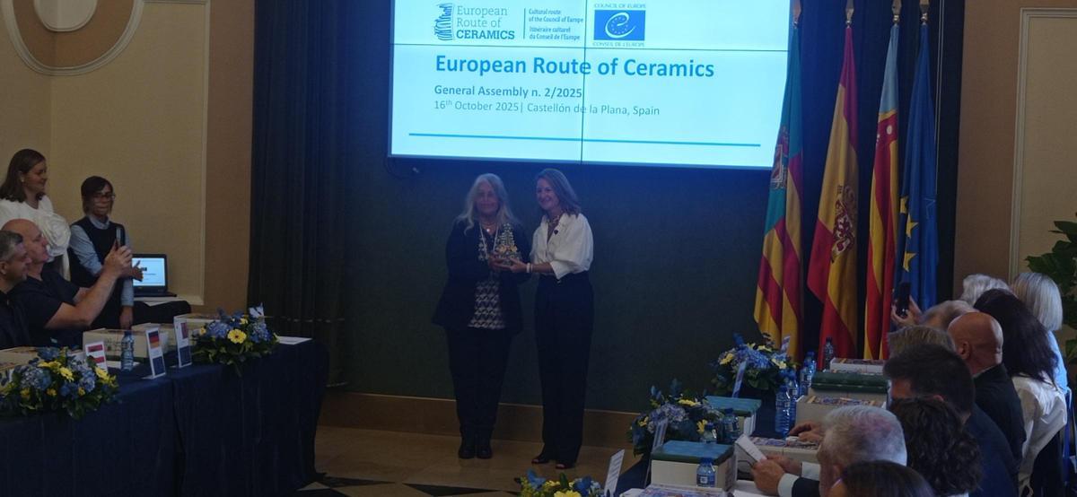 La alcaldesa de Castelló, Begoña Carrasco, entrega una gaiata de cerámica a la directora de la Red, Benedetta Diamanti.