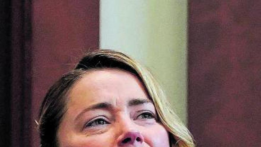 Amber Heard,
emocionada, ayer,
durante su testimonio. 
 // Reuters