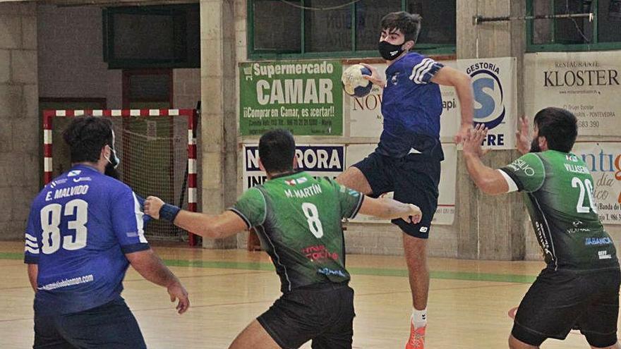 Una acción del primer partido de liga del Bueu Atlético.