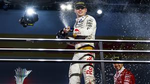 Verstappen celebra en el podio de Las Vegas
