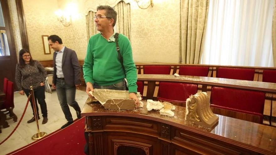 Desprendimientos en el salón de plenos del Ayuntamiento de Alicante