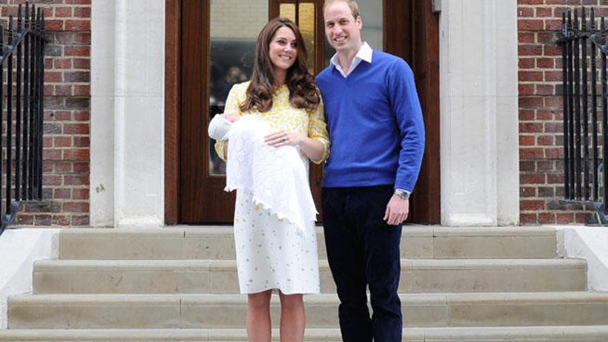 Los duques de Cambridge, con Carlota Isabel Diana en brazos.