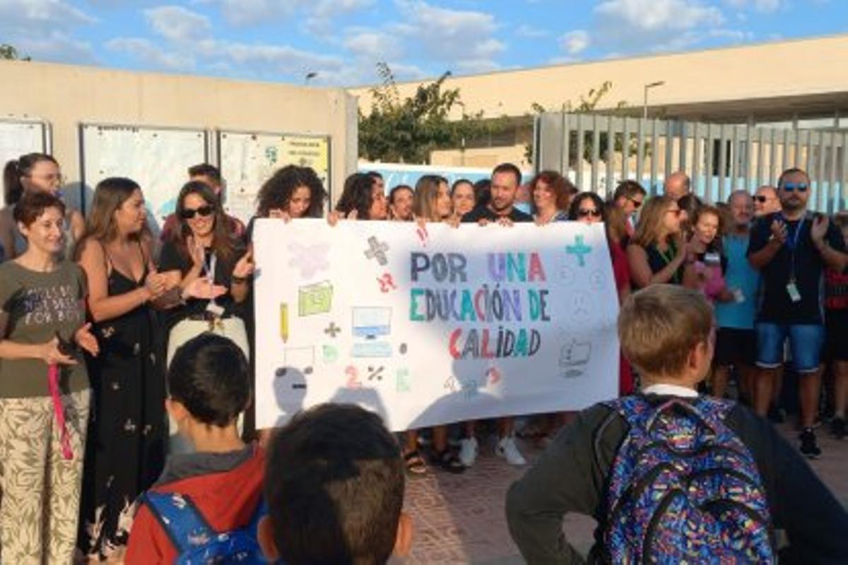 Protesta en el Playas de Orihuela por la masificación en sus aulas