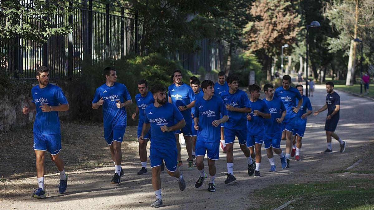 El equipo pistacho, entrenando al aire libre durante esta pretemporada. |